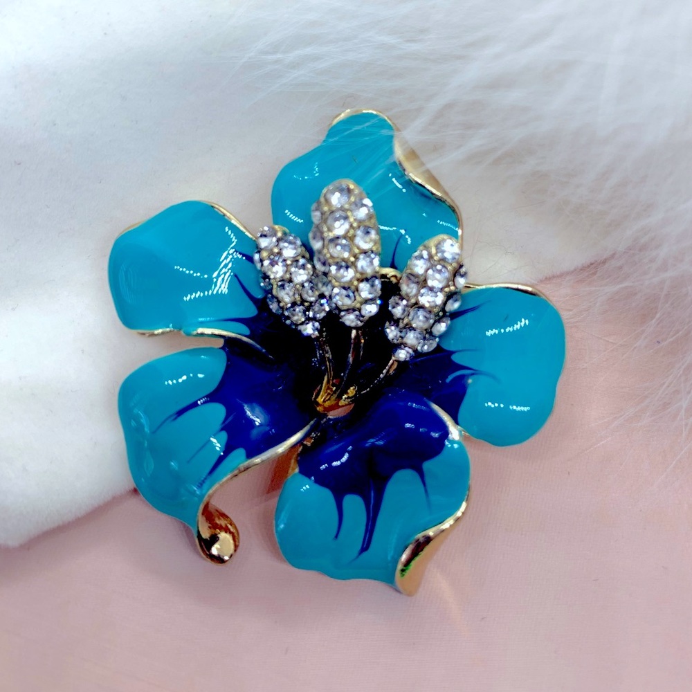 🌟 Big Blue Flower Brooch